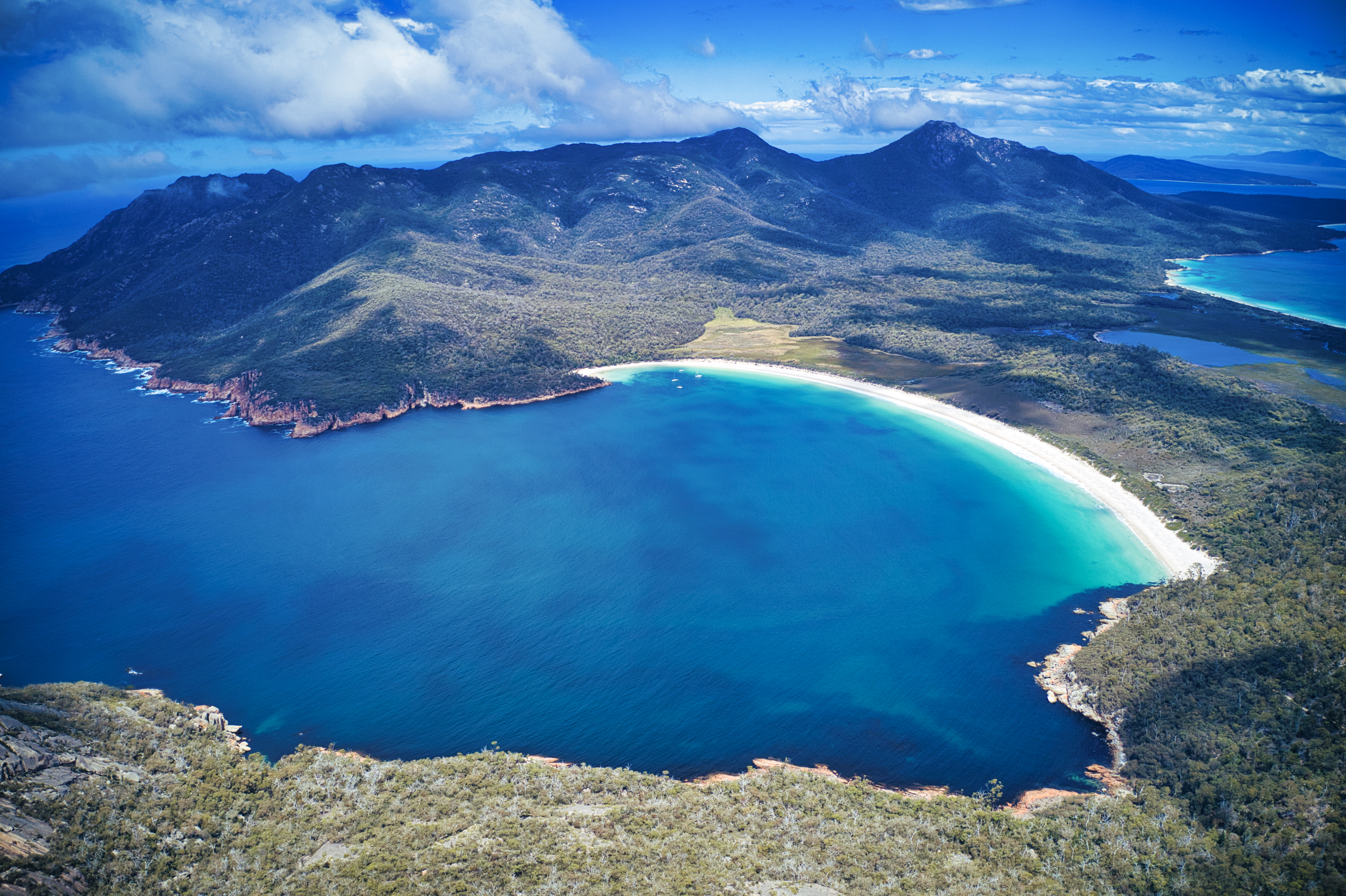 An image depicting the trail Freycinet National Park and its surrounding area.