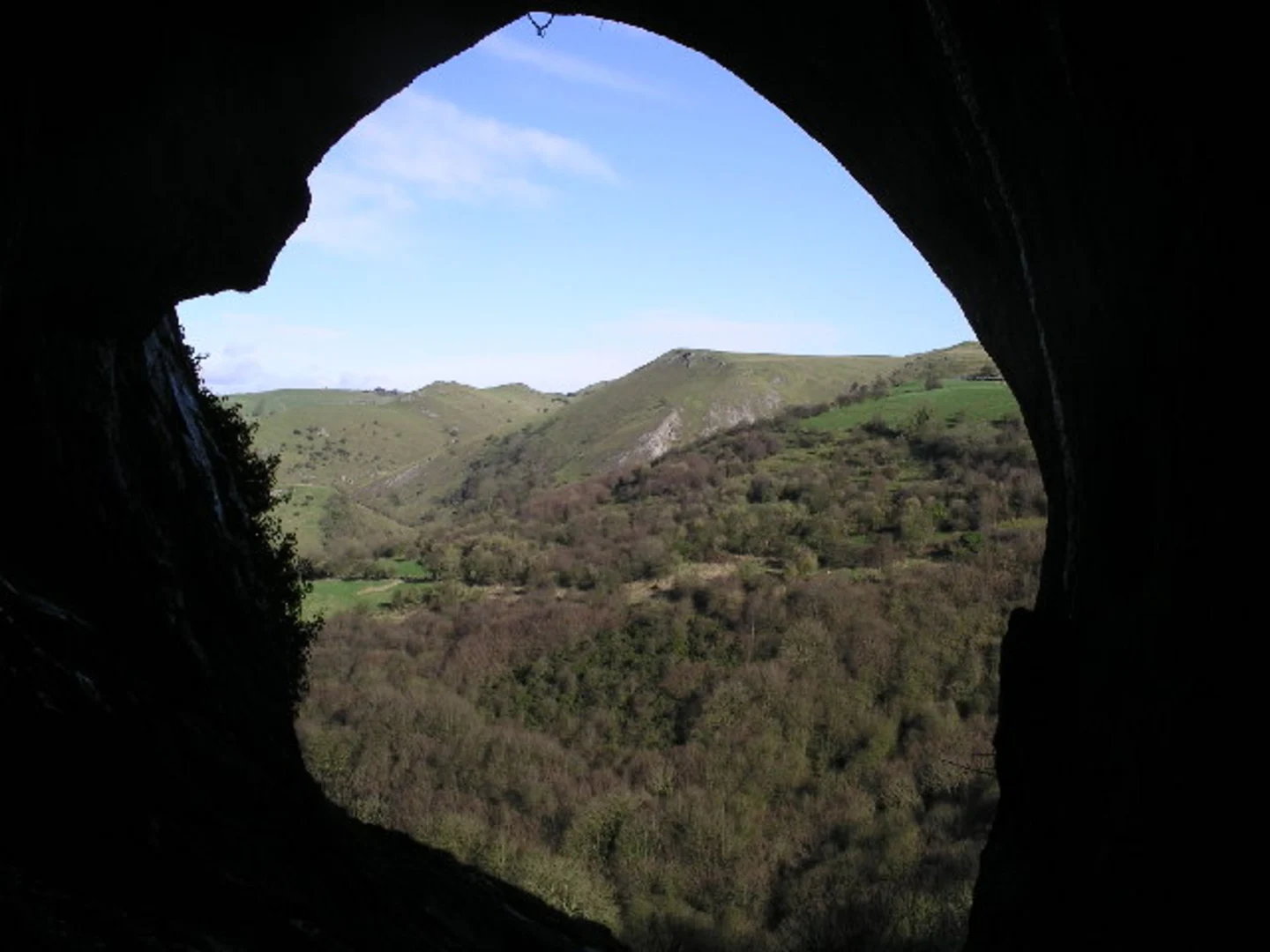 An image depicting the trail Hulme End to Thor's Cave Walk and its surrounding area.