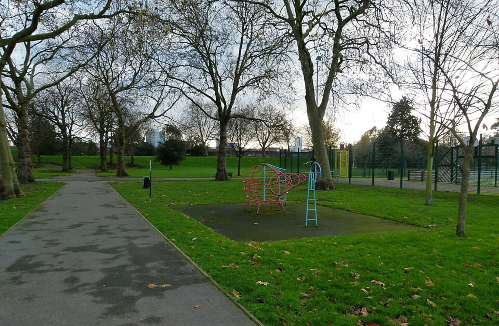 An image depicting the trail Stratford to Woolwich Walk and its surrounding area.