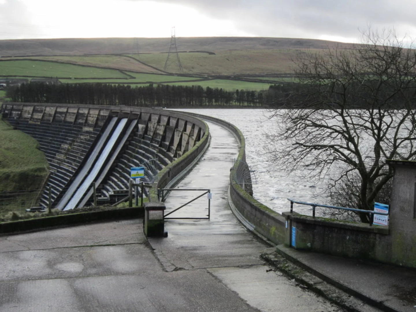 An image depicting the trail Baitings Reservoir, Ryburn Reservoir and Drumming Wood Loop and its surrounding area.