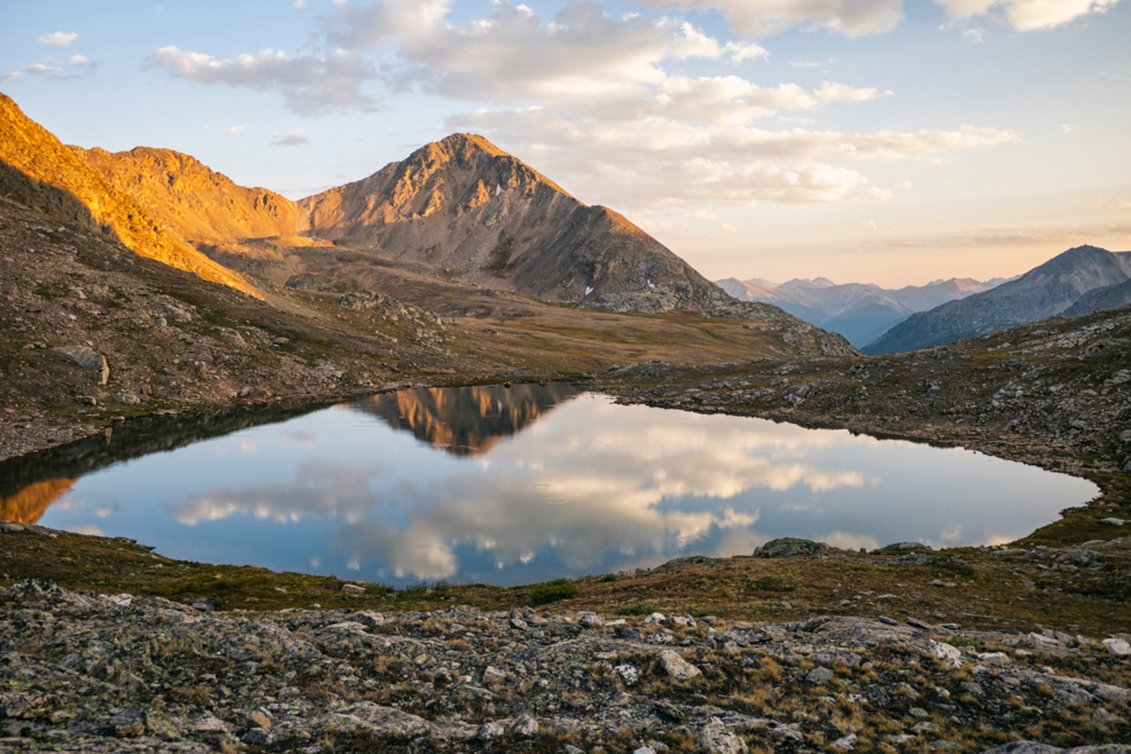 An image depicting the trail Fryingpan Lakes Trail and its surrounding area.