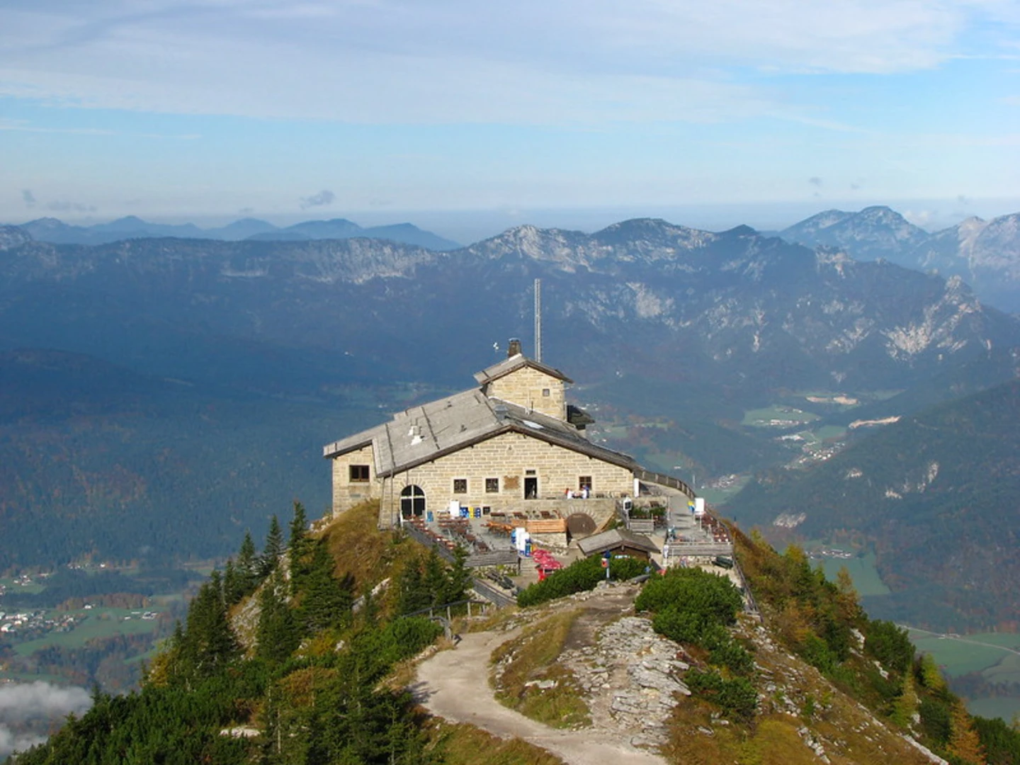 An image depicting the trail Hoher Goell via Mannlsteig and Schustersteig and its surrounding area.