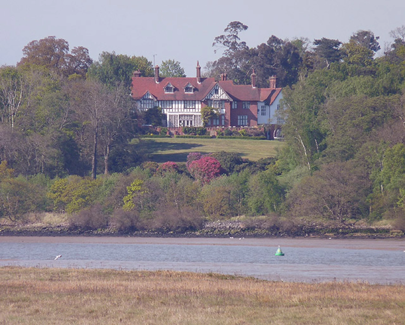 An image depicting the trail Villa Wood, River Colne and Jerry's Lake Loop and its surrounding area.