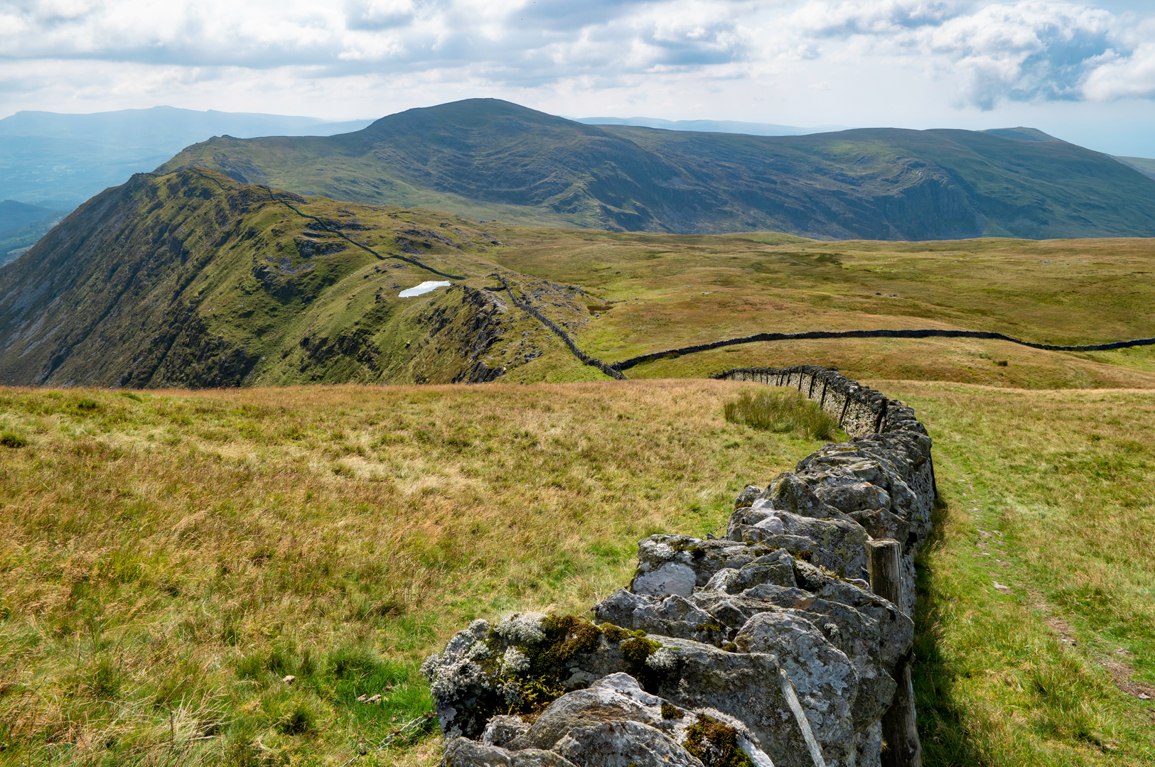 An image depicting the trail Y Llethr and Diffwys from Dyffryn Ardudwy and its surrounding area.