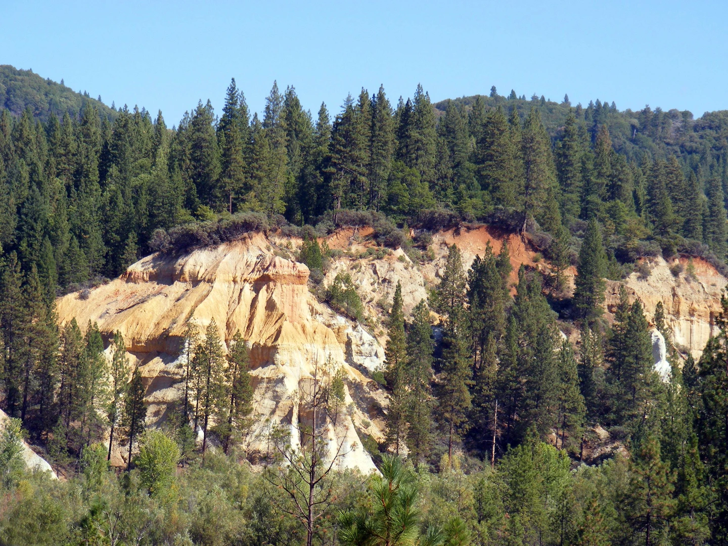 An image depicting the trail Chute Hill Group Campground via Rim Trail and its surrounding area.