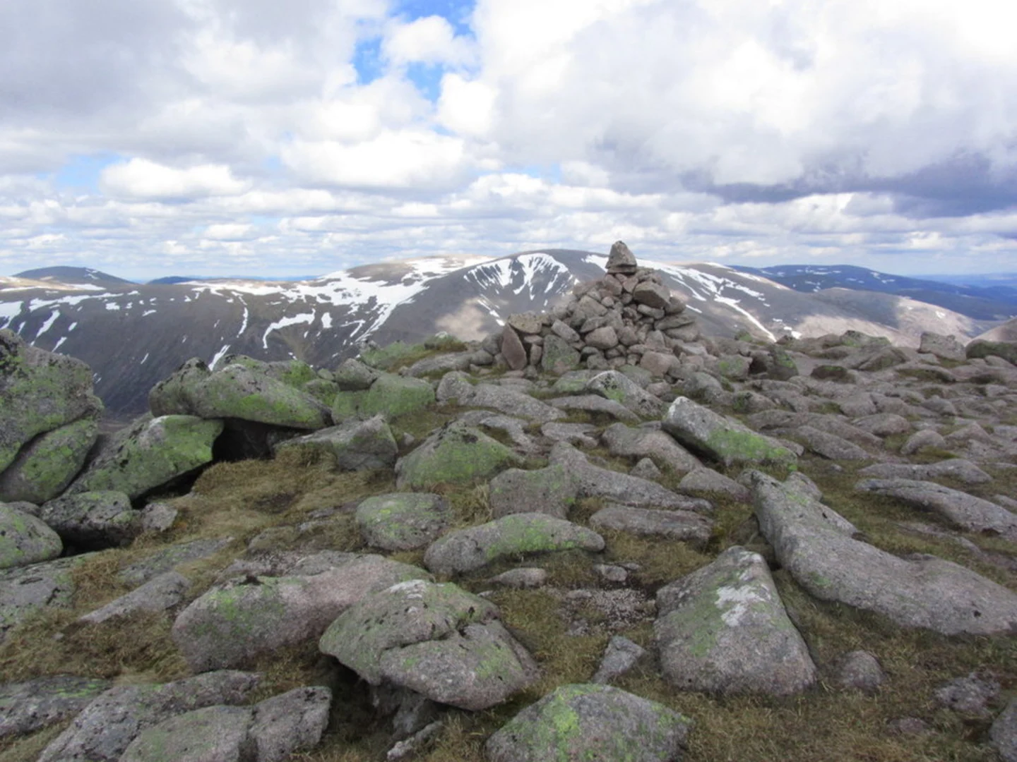 An image depicting the trail Angel's Peak and Lochan Uaine from Glenmore and its surrounding area.