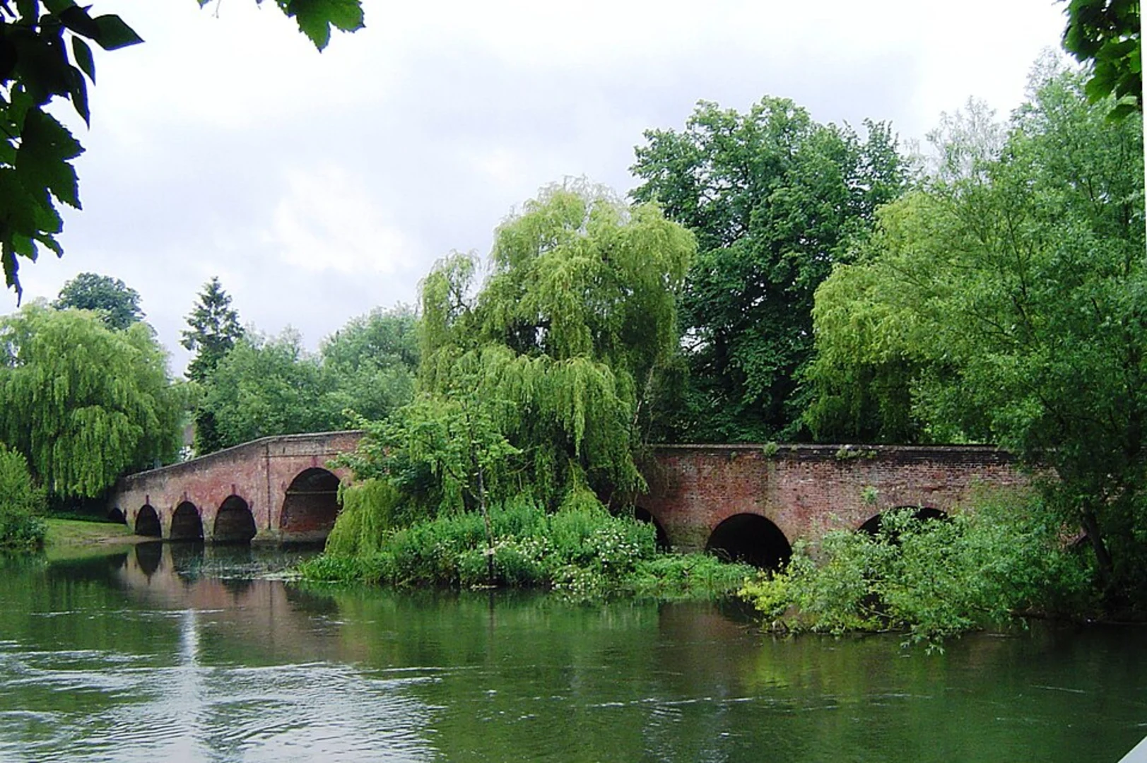 An image depicting the trail Henley on Thames to Reading Walk and its surrounding area.