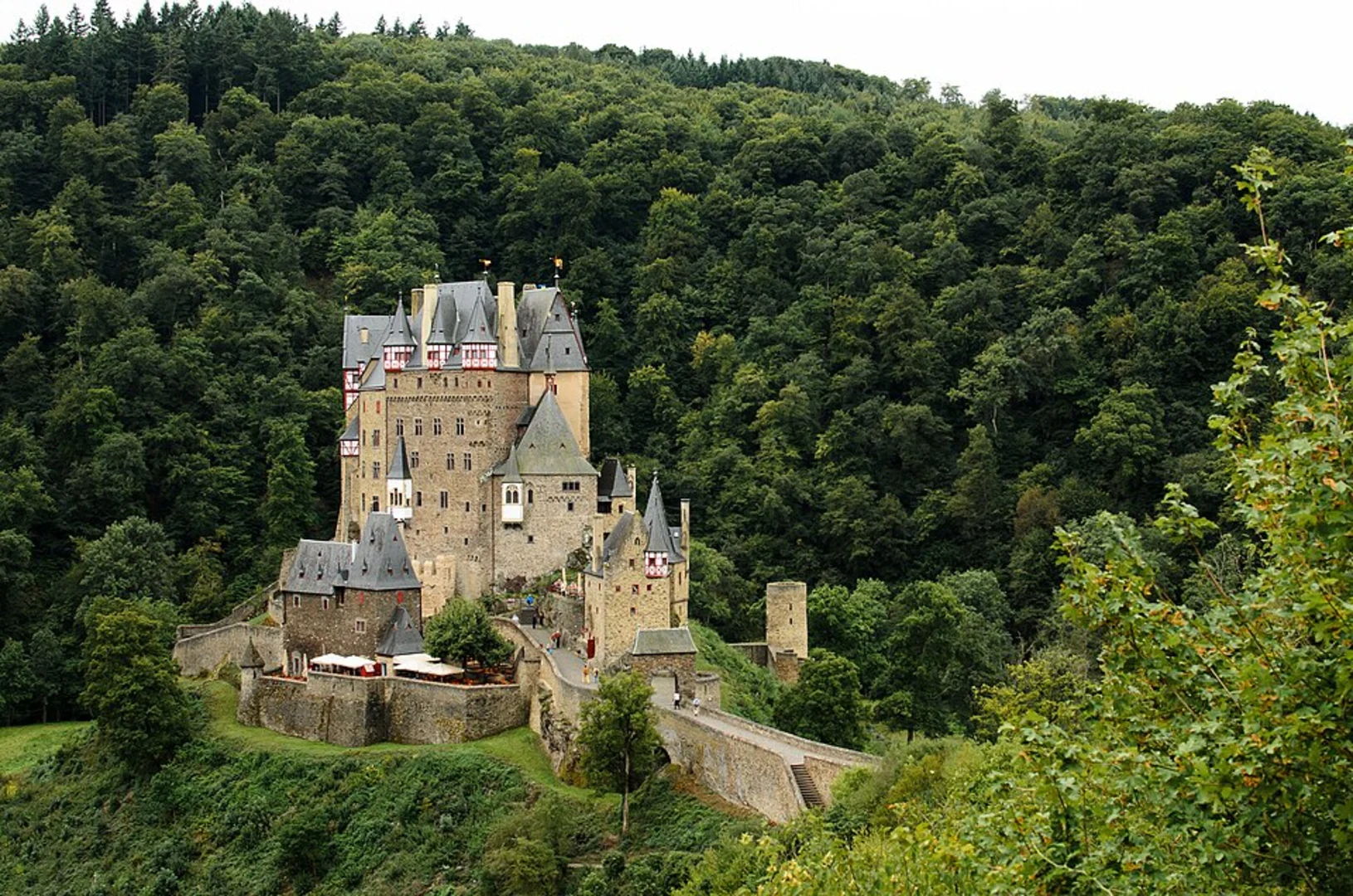 An image depicting the trail Eltz Castle Walk and its surrounding area.