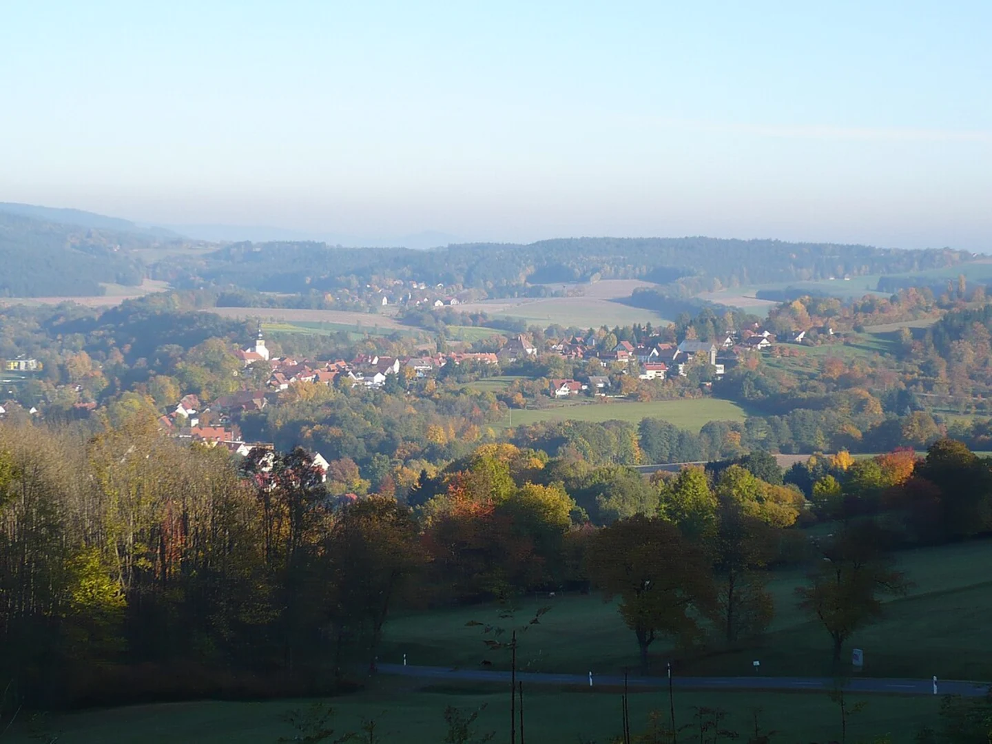 An image depicting the trail Eichertsfelshoehle and Weidenberg via Huettenwanderweg and its surrounding area.