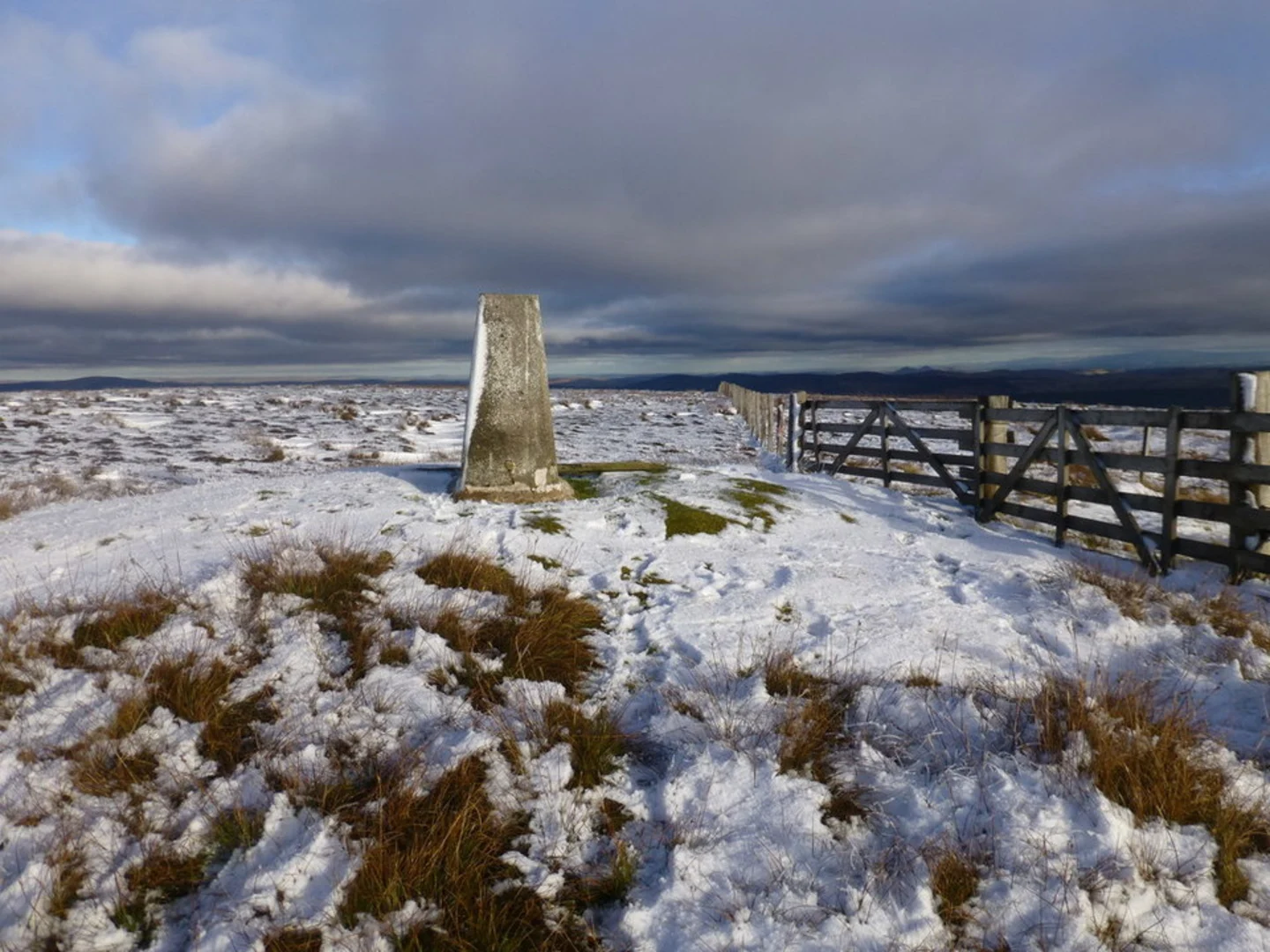 An image depicting the trail Glen Sax Loop from Peebles and its surrounding area.