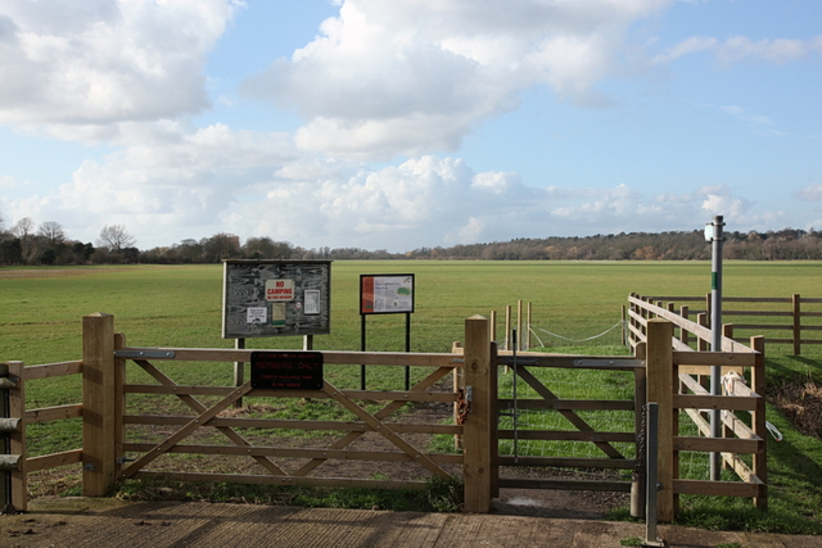 An image depicting the trail Hemingford Meadow via Barnes Path and The Thicket Path and its surrounding area.
