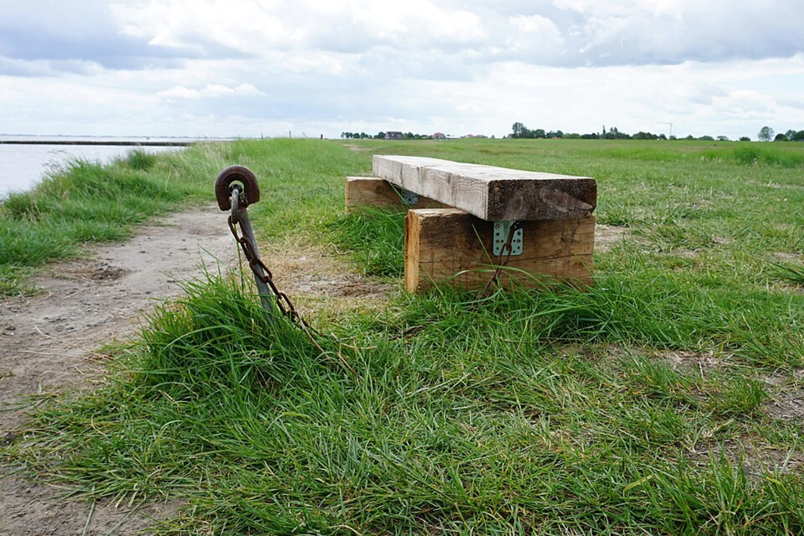 An image depicting the trail Langwarder Groden Loop via Naturerleben Langwarder Groden and its surrounding area.