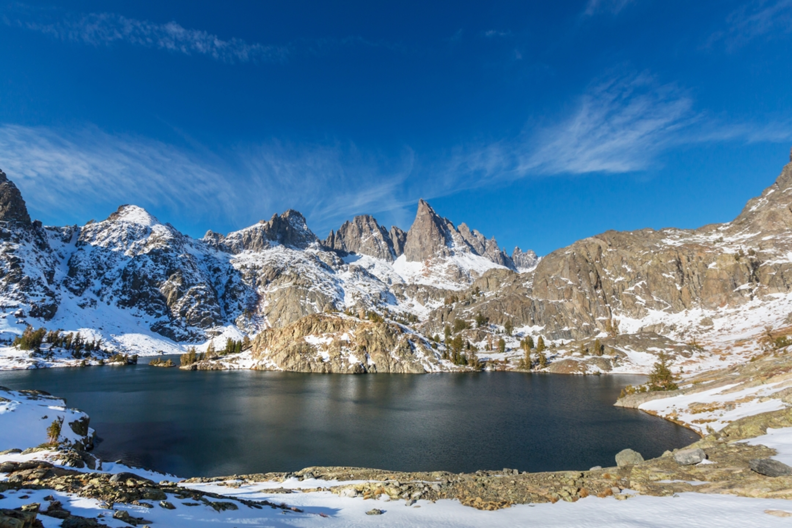 An image depicting the trail Minaret Lake via John Muir Trail and its surrounding area.