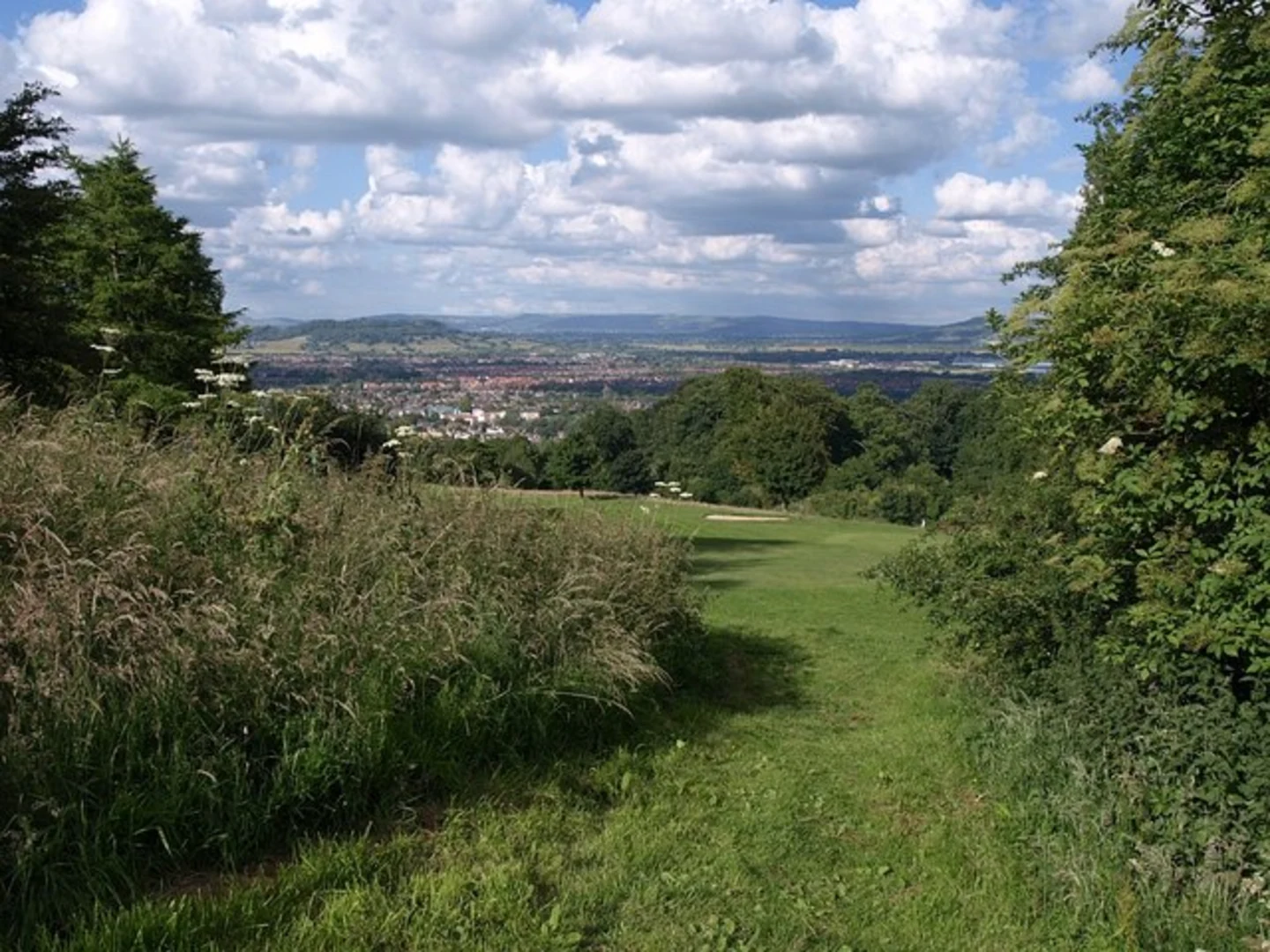 An image depicting the trail Robinswood Hill Park via Glevum Way and its surrounding area.