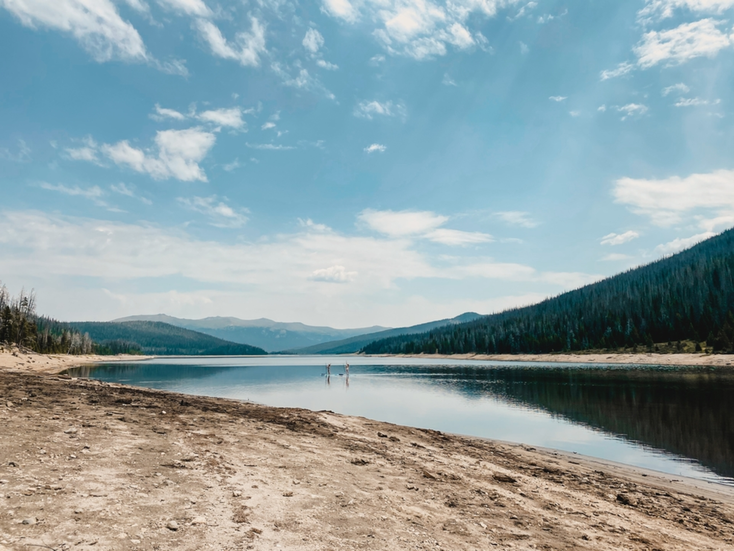 An image depicting the trail Lake Agnes Loop Trail and its surrounding area.