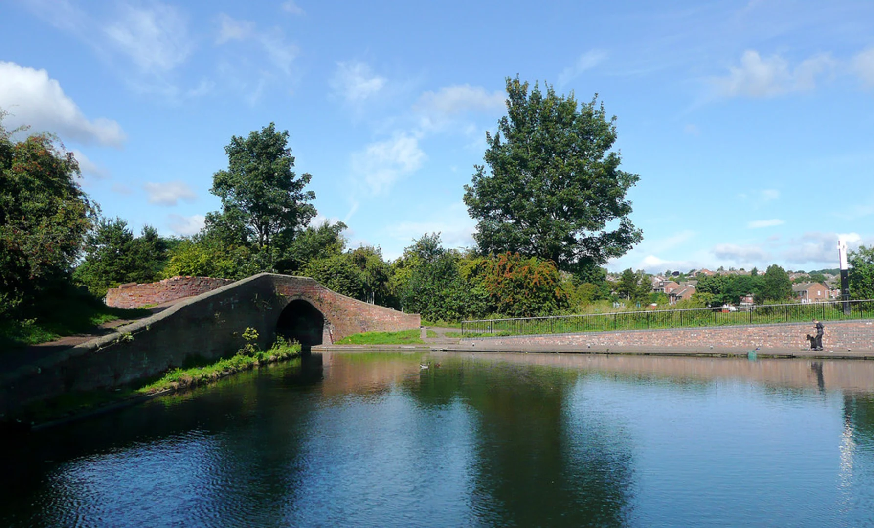 An image depicting the trail Stourbridge Canal and its surrounding area.