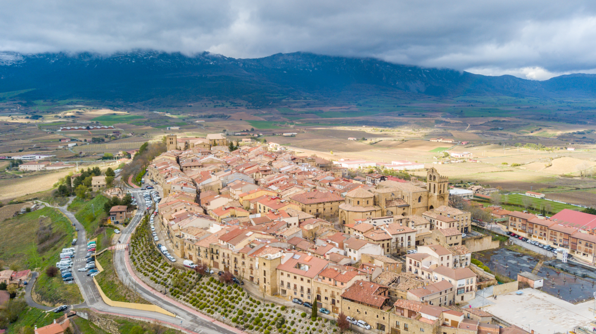 An image depicting the trail GR 38 - Wine and Fish Route and its surrounding area.