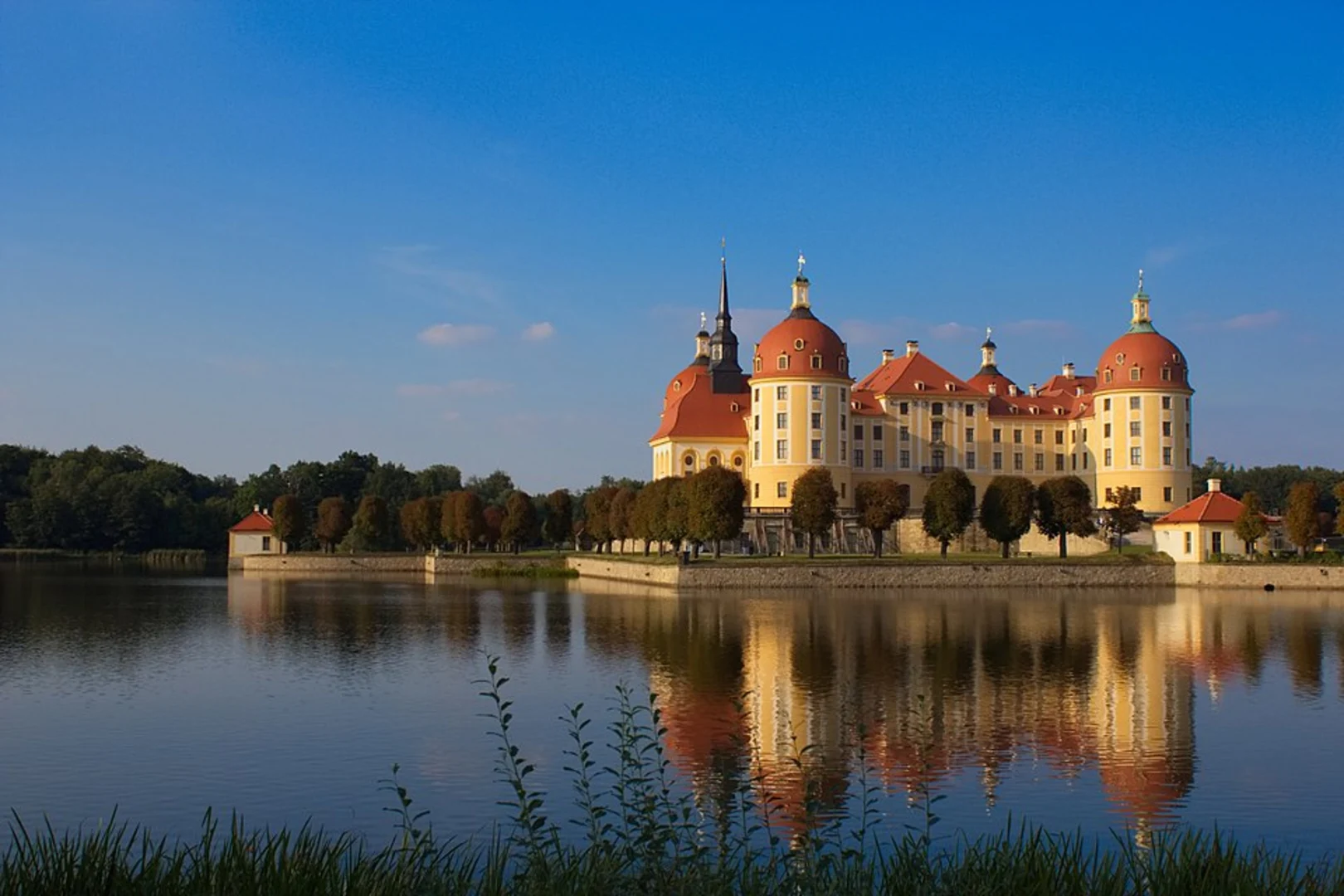 An image depicting the trail Moritzburg Castle, Schlossteich, Schlosspark, Wellhaus and Wildgehege Abenteuerpark Loop and its surrounding area.