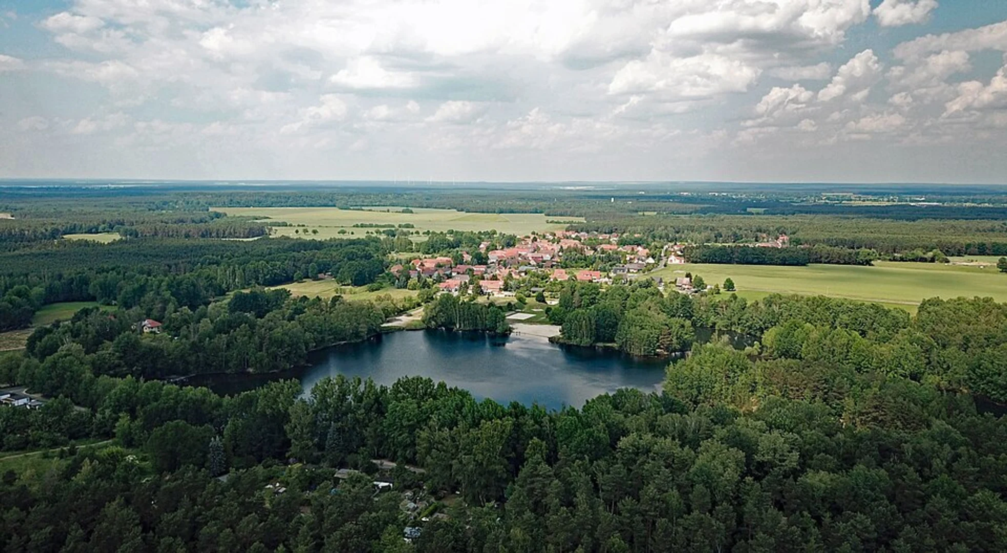 An image depicting the trail Große Teich, Ziegelteich, Neuer Teich and Strassenteich via Teichgasse and Am Kalkbruch and its surrounding area.