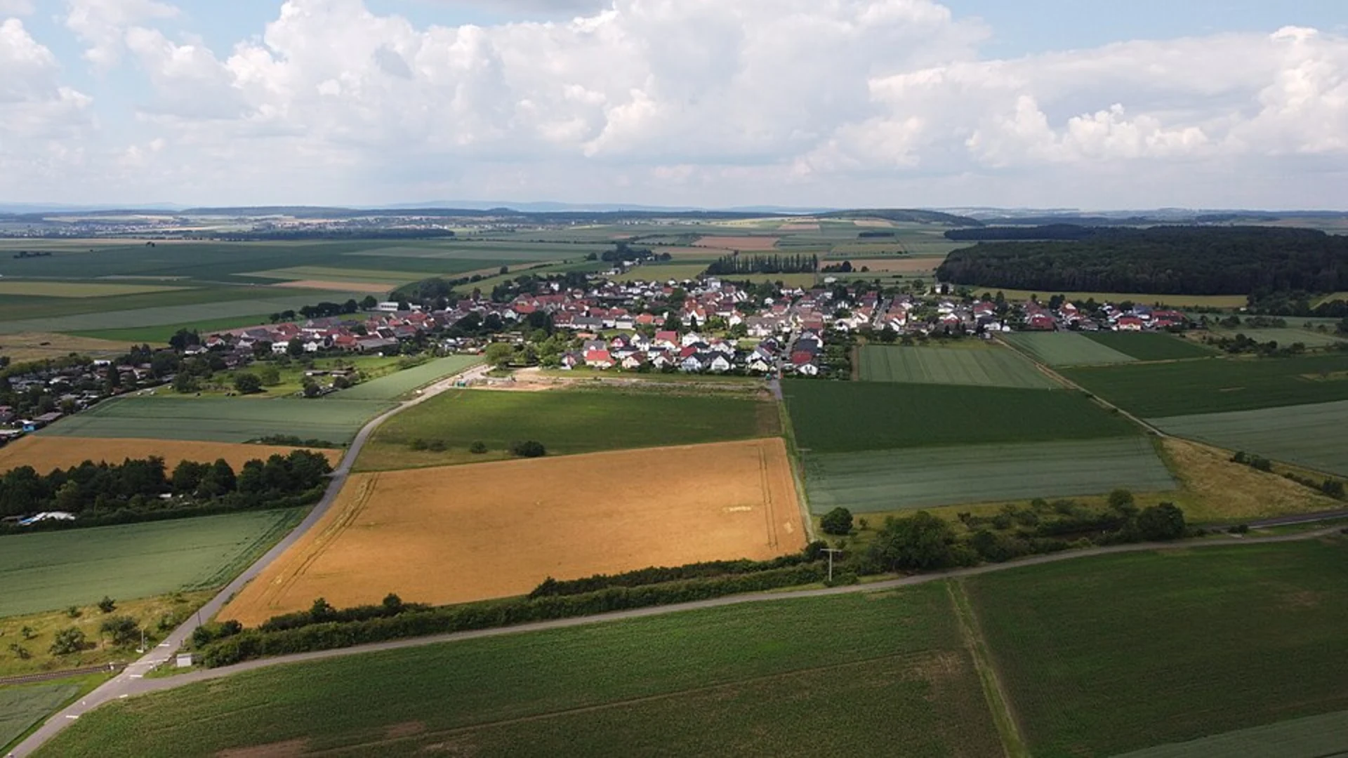 An image depicting the trail Trais-Horloffer-See Loop and its surrounding area.