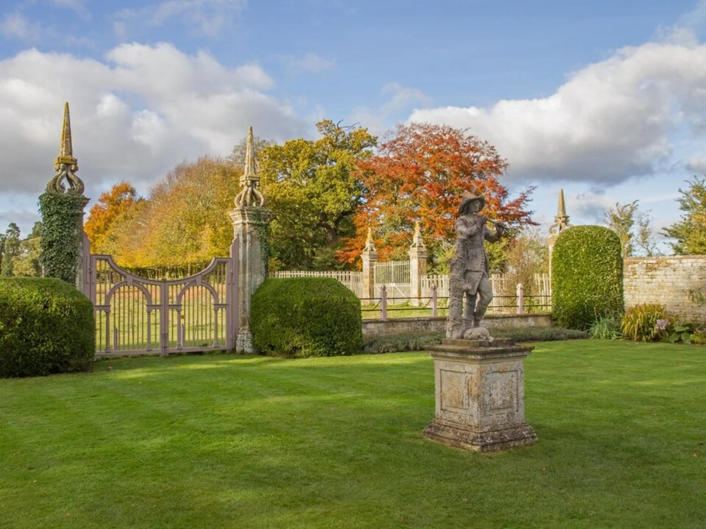 An image depicting the trail Canons Ashby and its surrounding area.