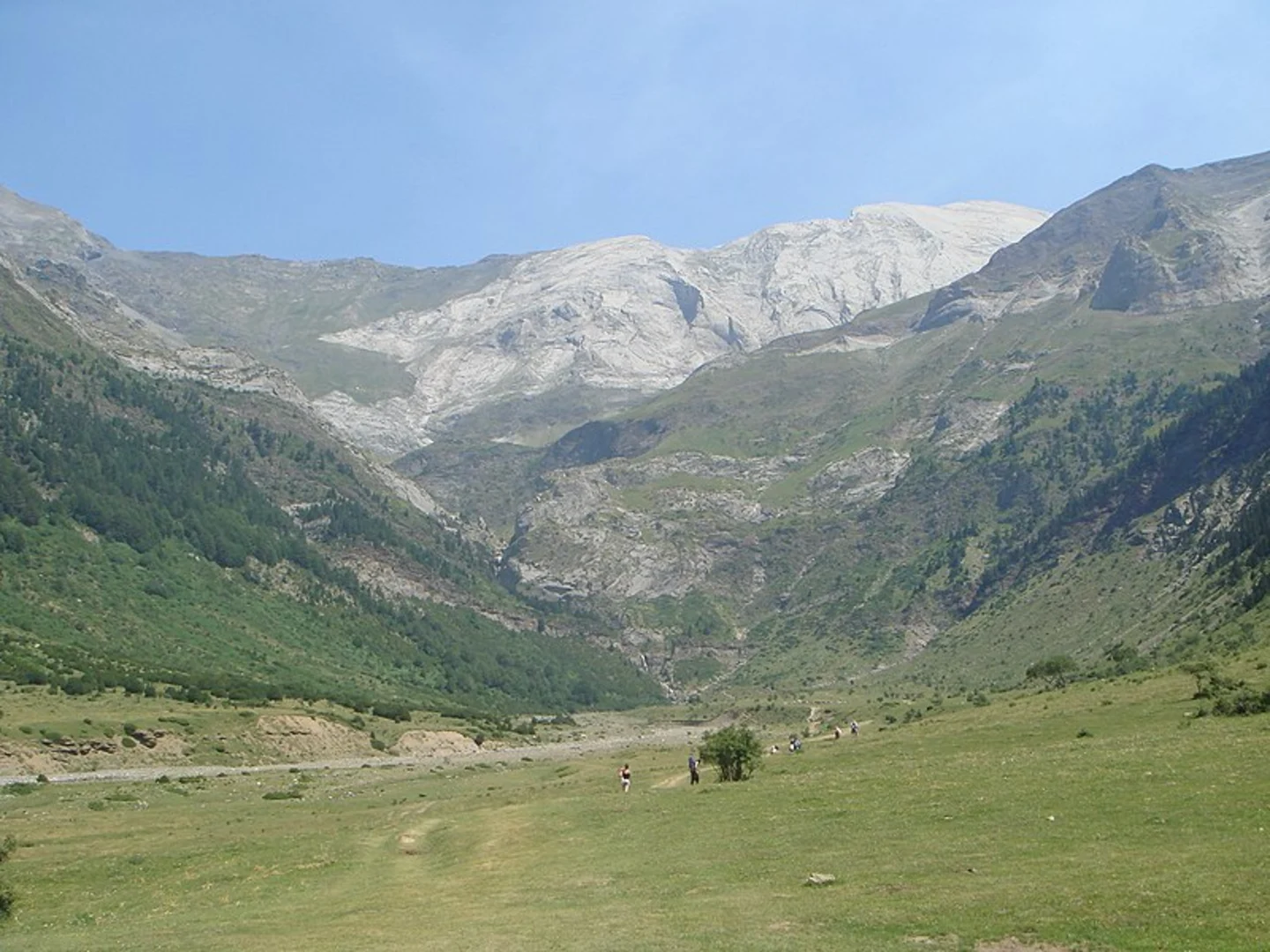 An image depicting the trail Circo Monte Perdido - Cascada de La Larri and its surrounding area.