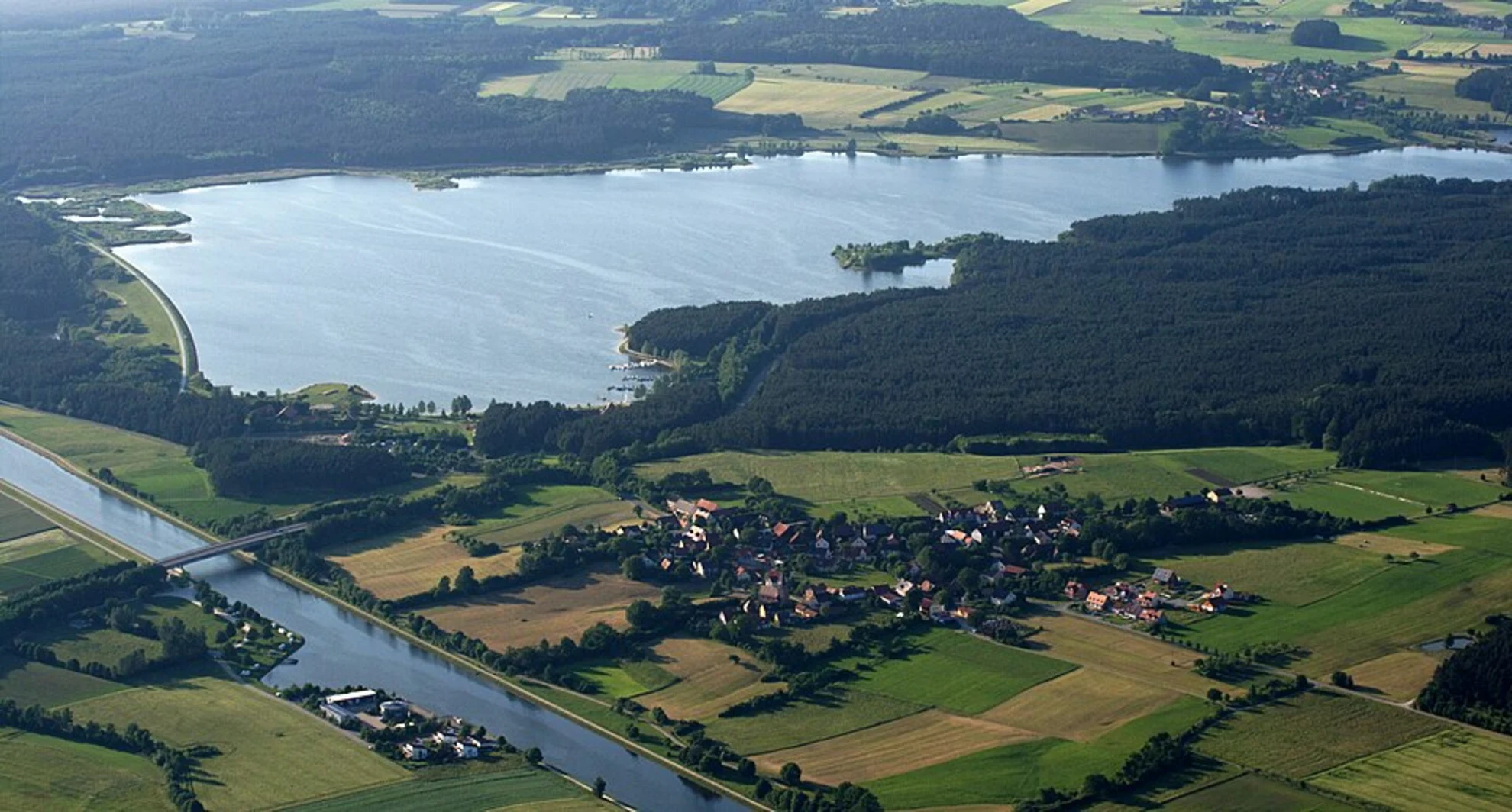 An image depicting the trail Rothsee via Fischlehrpfad and Quellen am Rothsee and its surrounding area.
