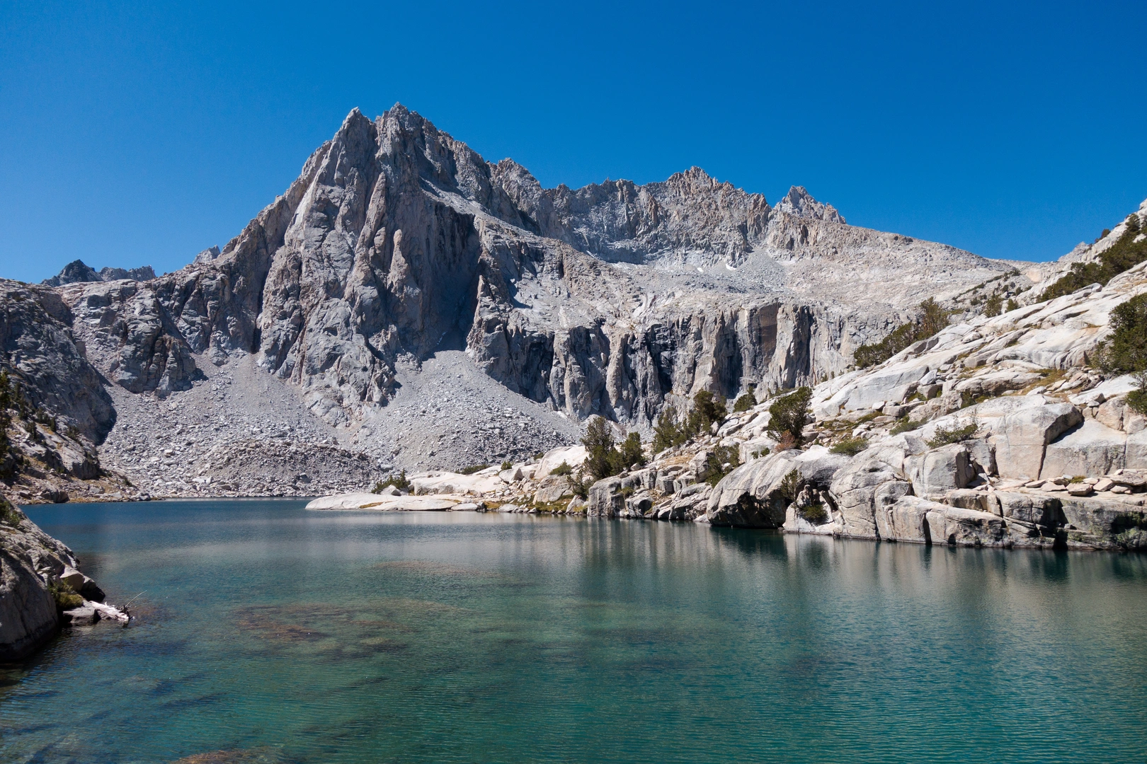 An image depicting the trail Hungry Packer Lake and Midnight Lake via Sabrina Basin Trail and its surrounding area.