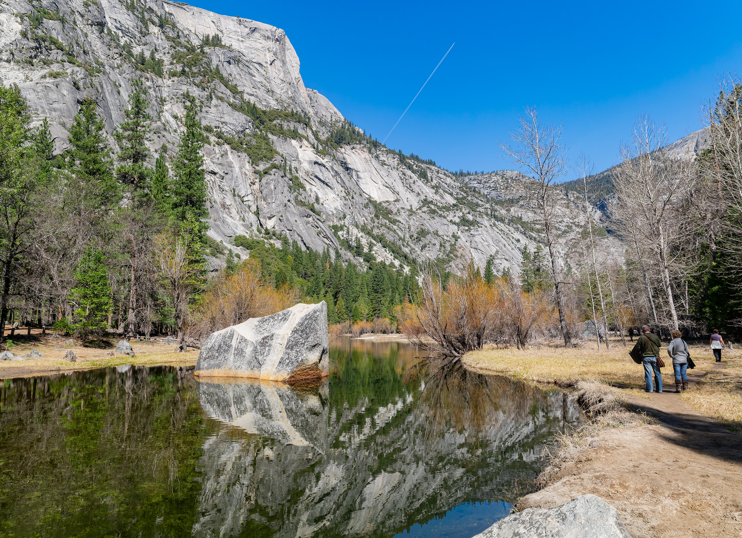 An image depicting the trail Upper and Lower Mirror Lakes via Yosemite Valley Loop Trail and its surrounding area.