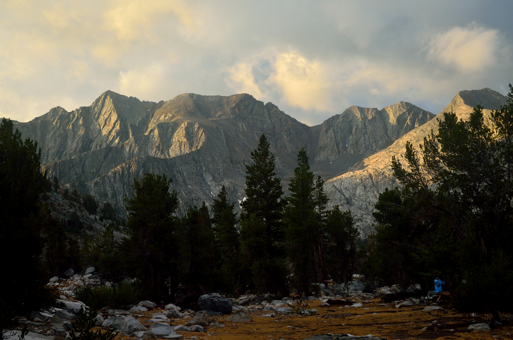 An image depicting the trail Wuksachi Trail and Twin Lakes Trail and its surrounding area.