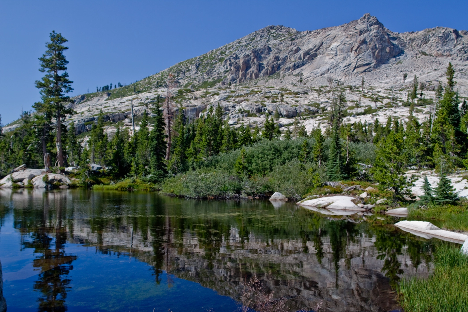 An image depicting the trail Twin Lakes Trail from Wrights Lake and its surrounding area.