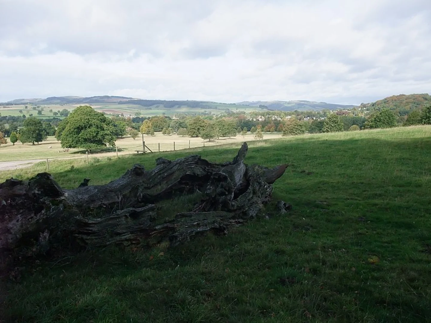 An image depicting the trail Chatsworth Park and Dobb's Edge Loop from Baslow and its surrounding area.