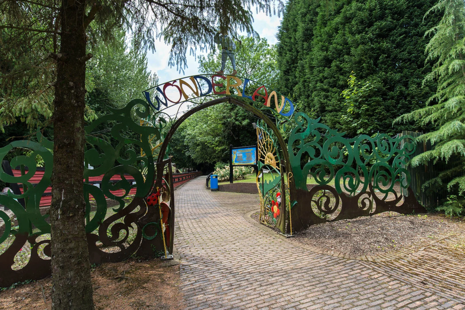 An image depicting the trail Southwater and Grangepool Park Walk and its surrounding area.