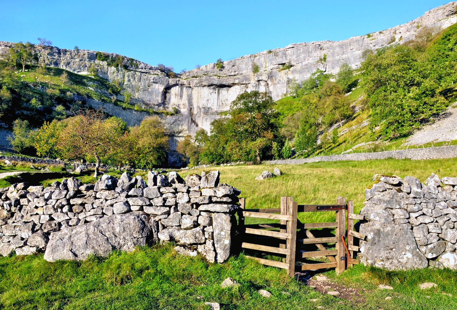 An image depicting the trail Malham Cove Walk and its surrounding area.