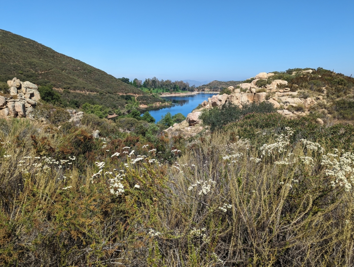 An image depicting the trail Lake Poway Loop and its surrounding area.