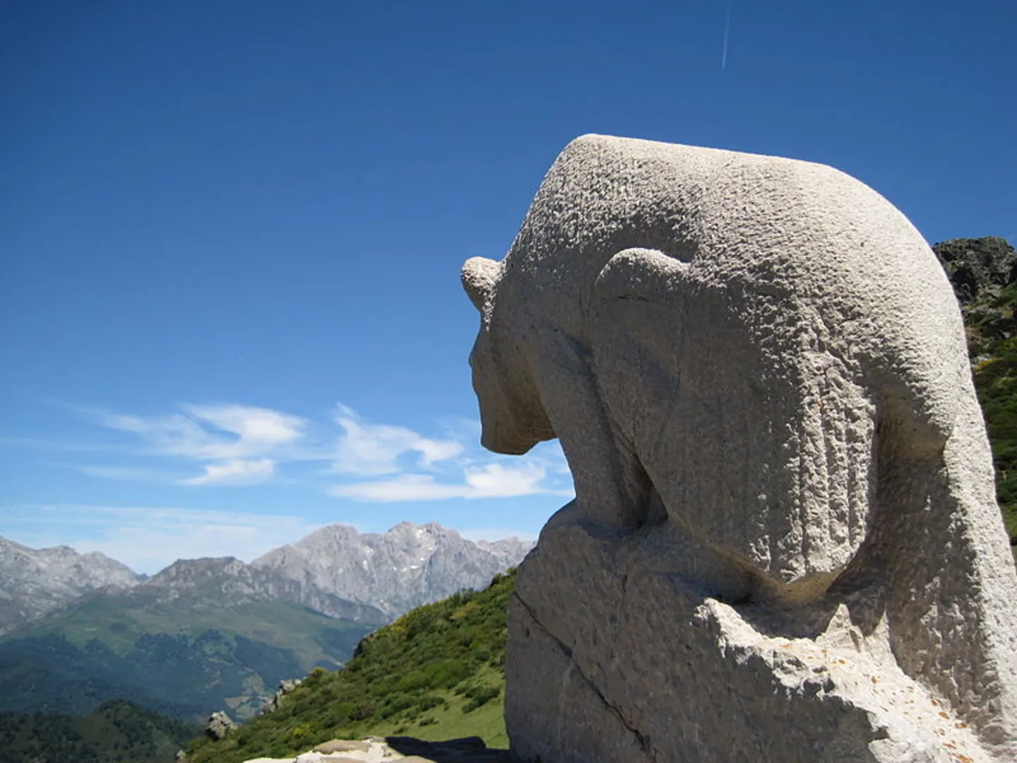 An image depicting the trail Coriscáu desde el Collado de Llesba – Parque Nacional de Picos de Europa and its surrounding area.