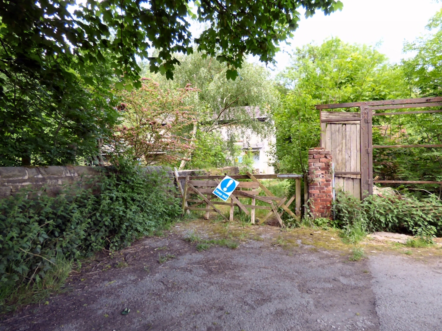 An image depicting the trail Dunkirk Wood and Peak Forest Canal Walk and its surrounding area.
