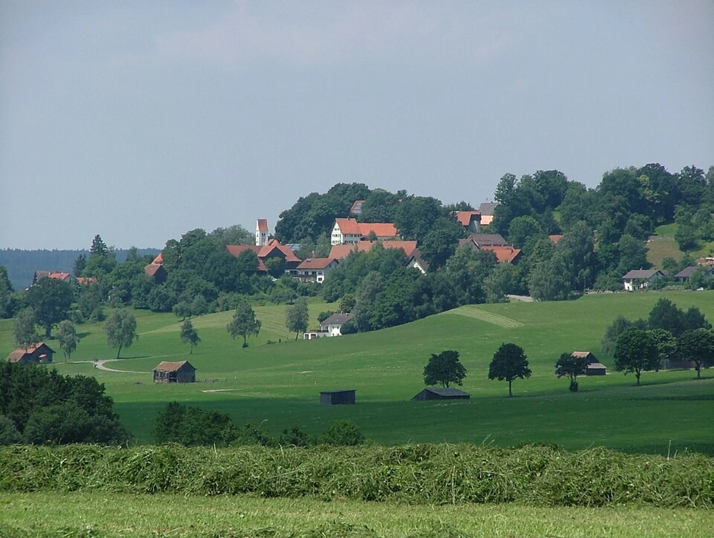 An image depicting the trail Grosser Rundweg and Ortswanderweg Moembris and its surrounding area.