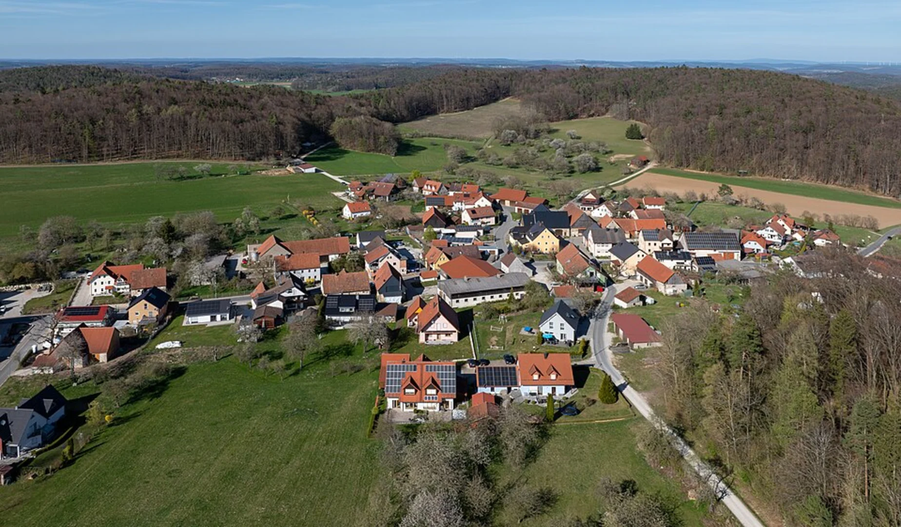 An image depicting the trail Buckenreuth and Lerchenhügel Loop and its surrounding area.