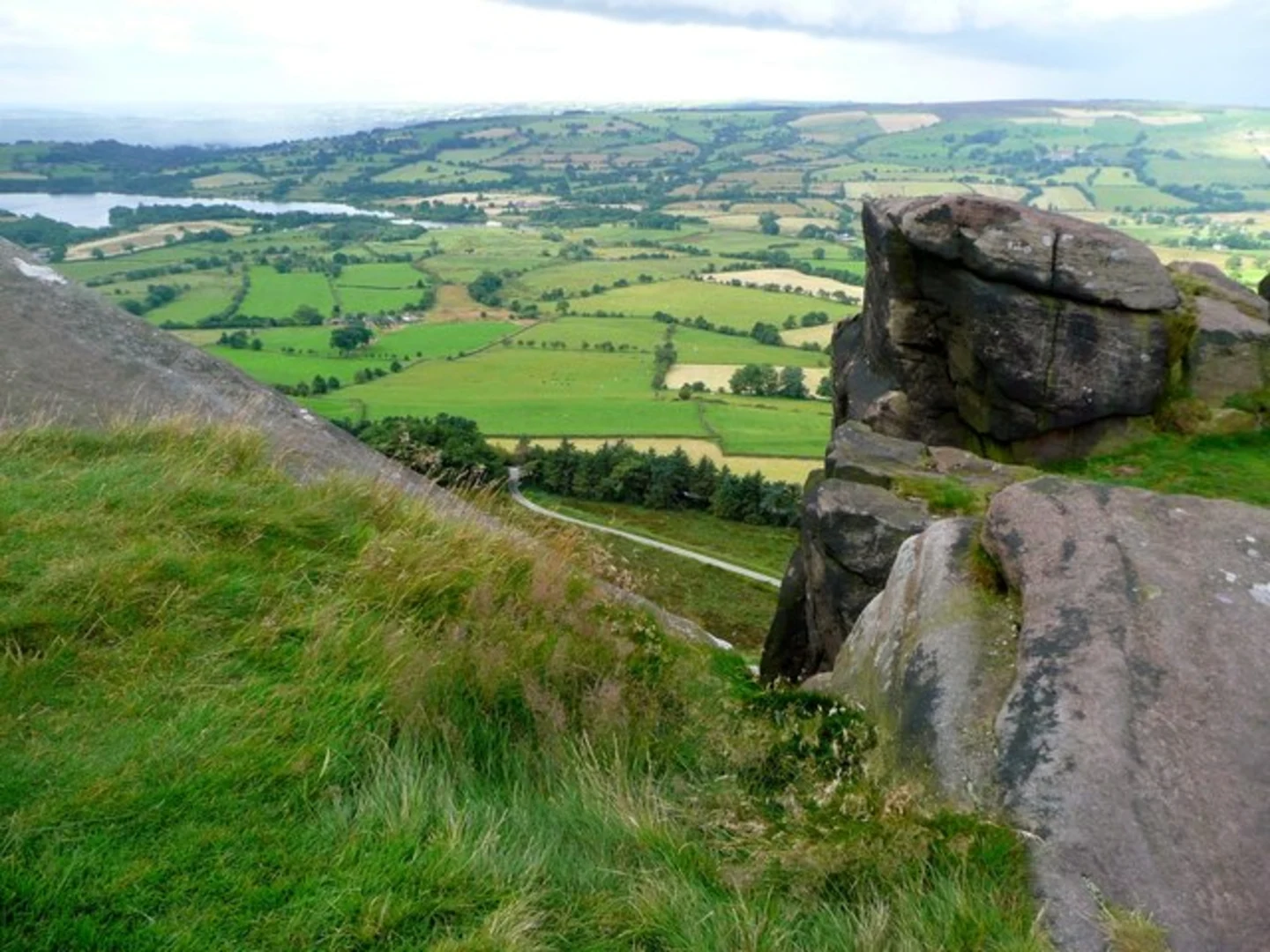 An image depicting the trail Hen Cloud and Don Whillans Memorial Hut Loop and its surrounding area.