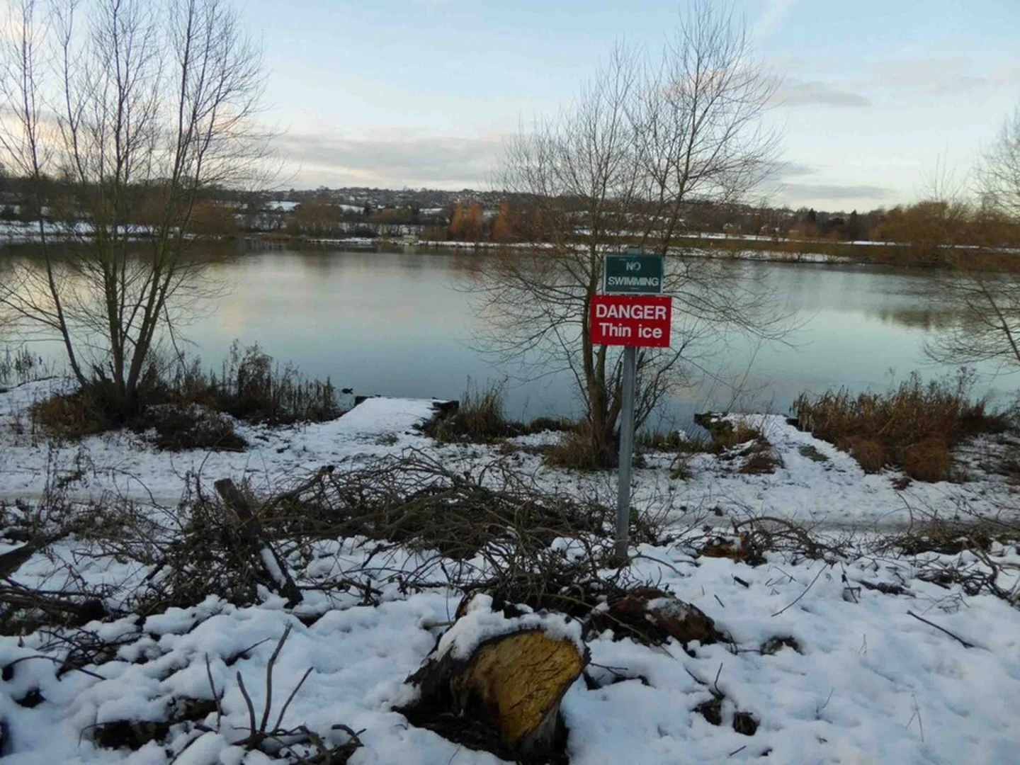 An image depicting the trail Elsecar Reservoir and Canal Walk and its surrounding area.