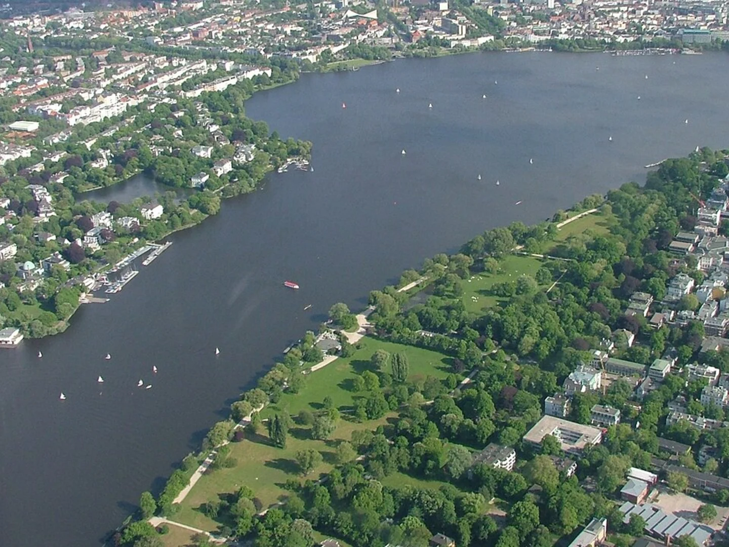 An image depicting the trail Außenalster Loop and its surrounding area.