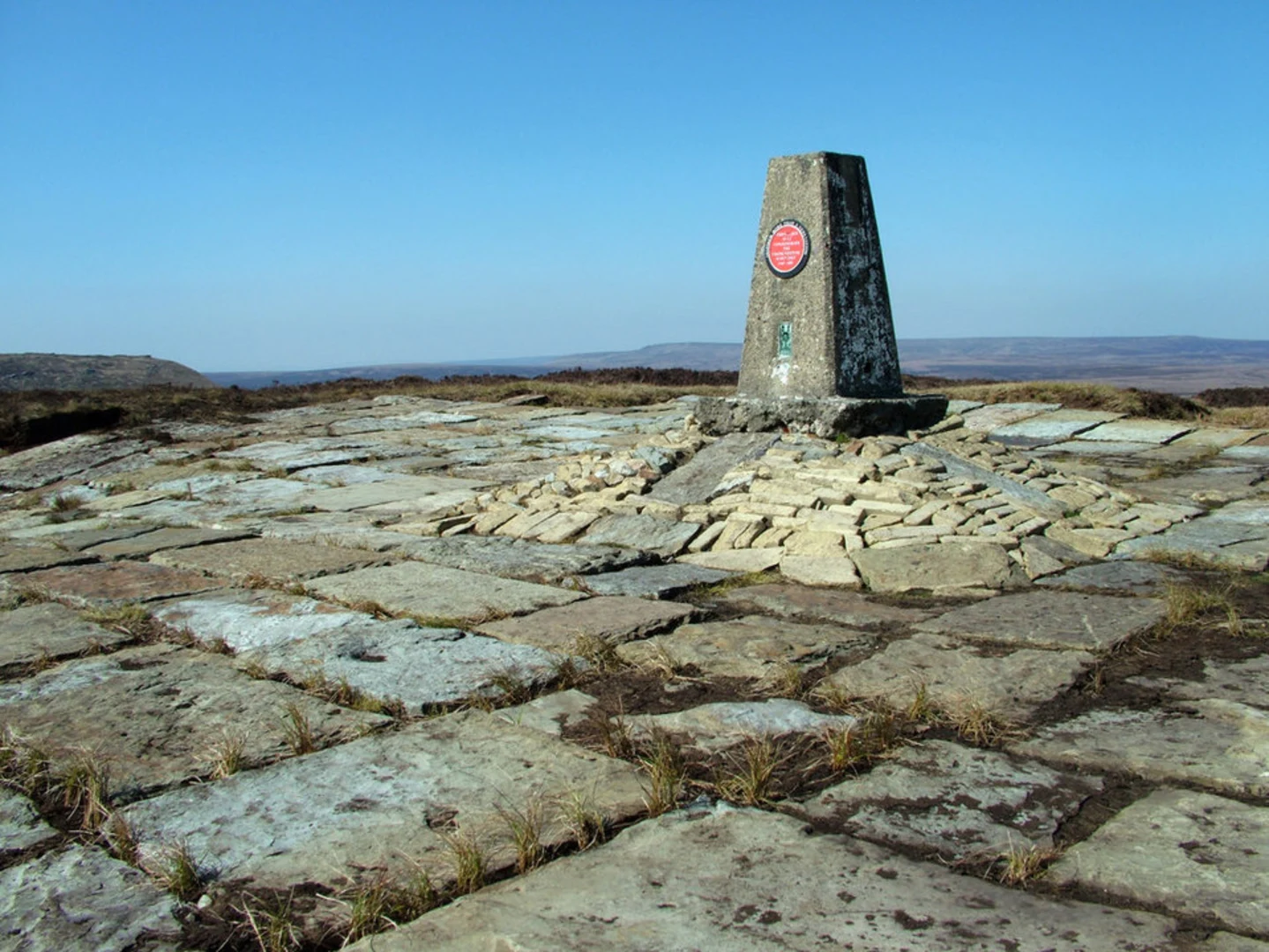 An image depicting the trail Kinder Scout and Grindslow Knoll Loop from Edale and its surrounding area.