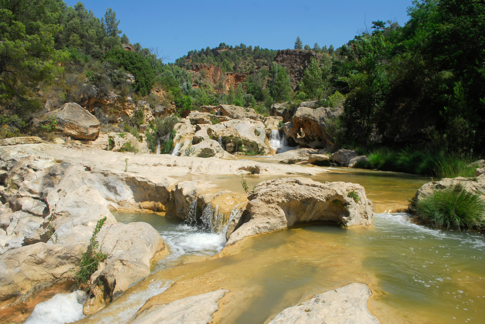 An image depicting the trail Sendero de la Hoz del Agua PR CU 50 and its surrounding area.