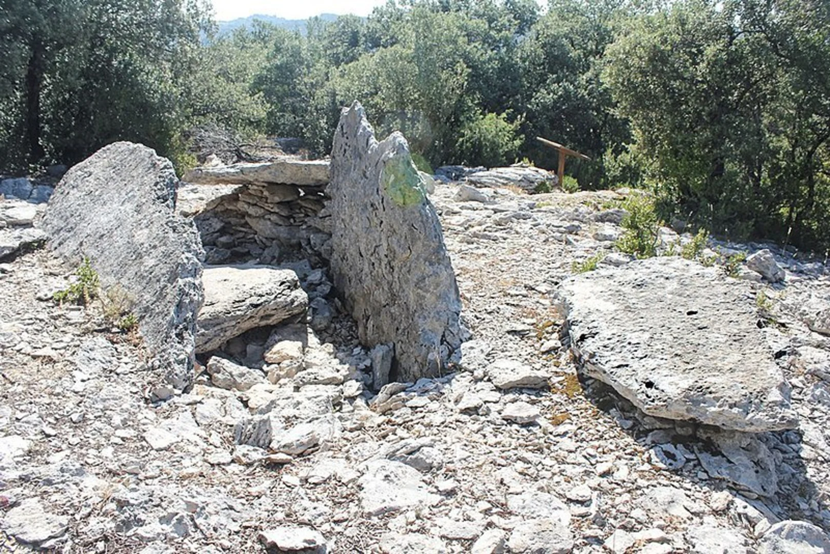 An image depicting the trail Almazorre - Dolmen PR HU 59 and its surrounding area.