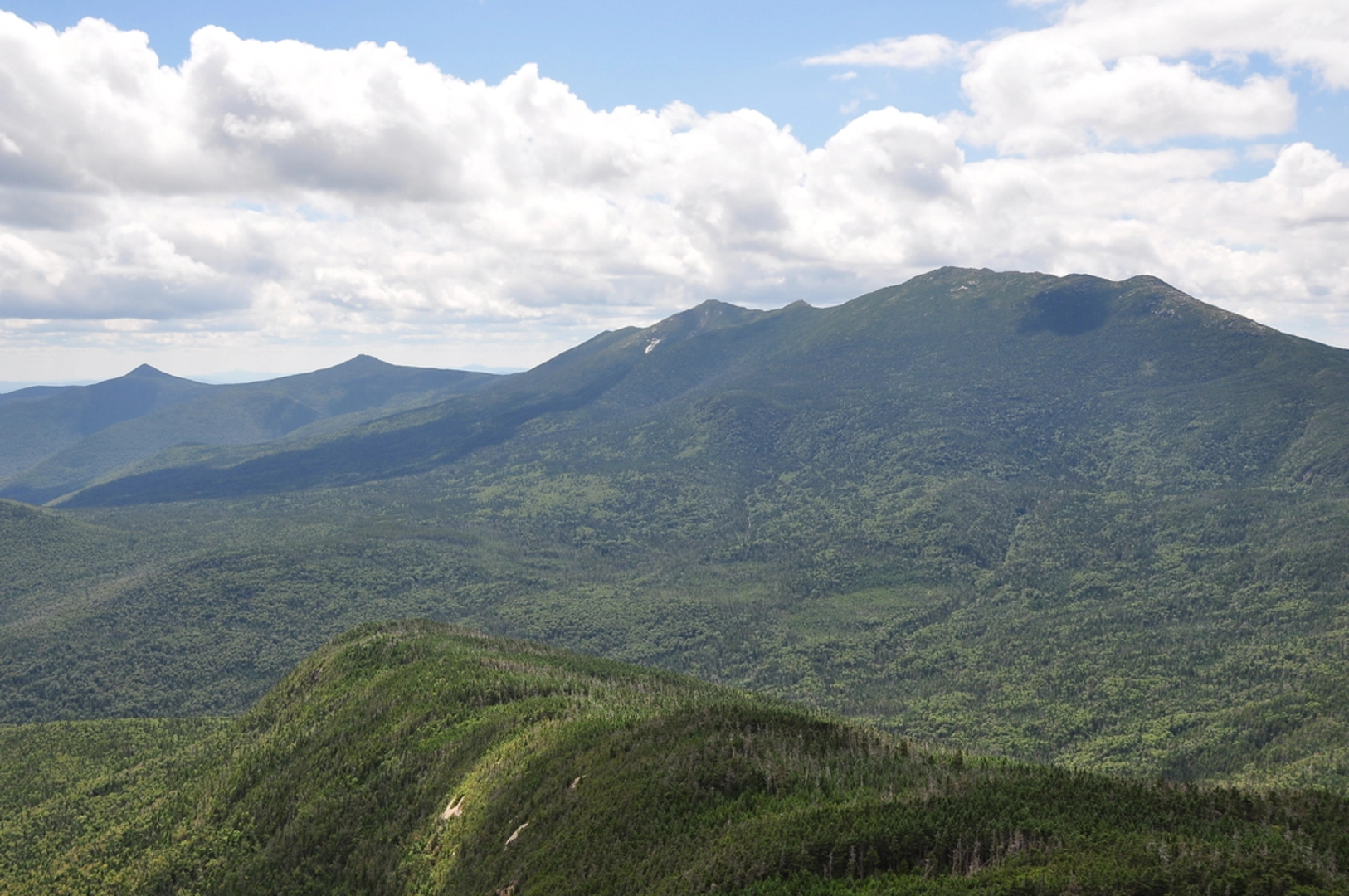 An image depicting the trail Franconia Ridge via Flume Slidetrail Trail and its surrounding area.
