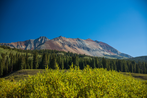 An image depicting the trail El Diente Peak via Navajo Lake and its surrounding area.