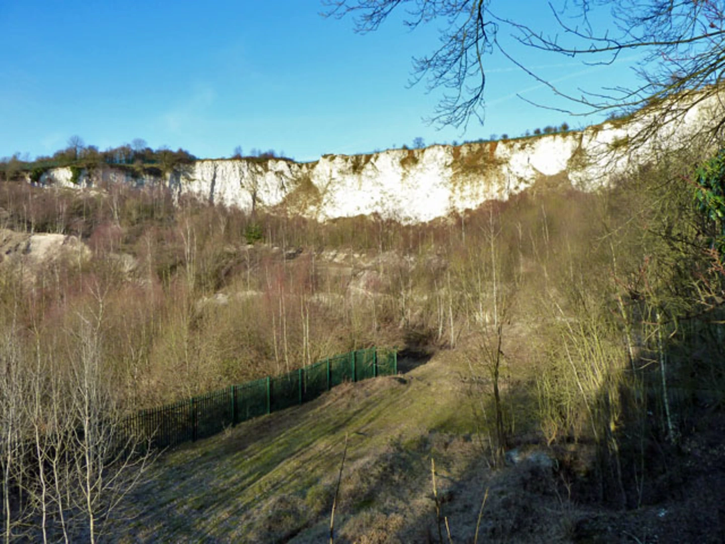 An image depicting the trail Sanderstead to Whyteleafe Countryside Area Walk and its surrounding area.