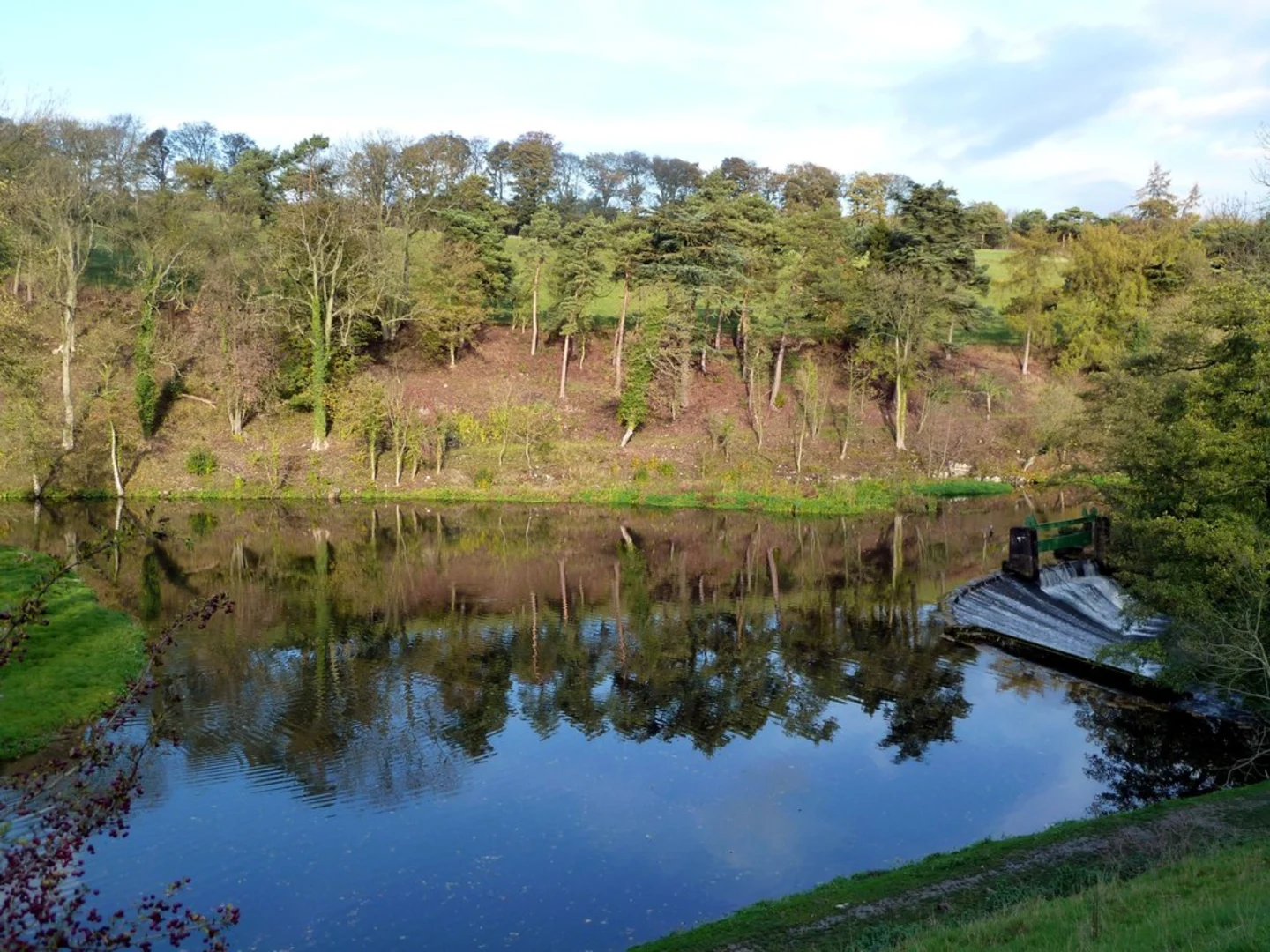 An image depicting the trail Ashford Lake via Monsal Trail and its surrounding area.