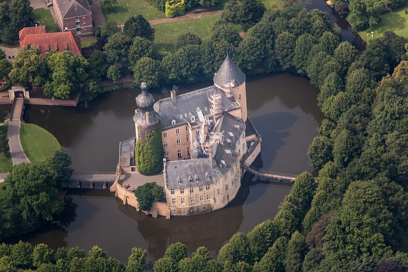 An image depicting the trail Wasserschloss via An der Schlosswiese and its surrounding area.